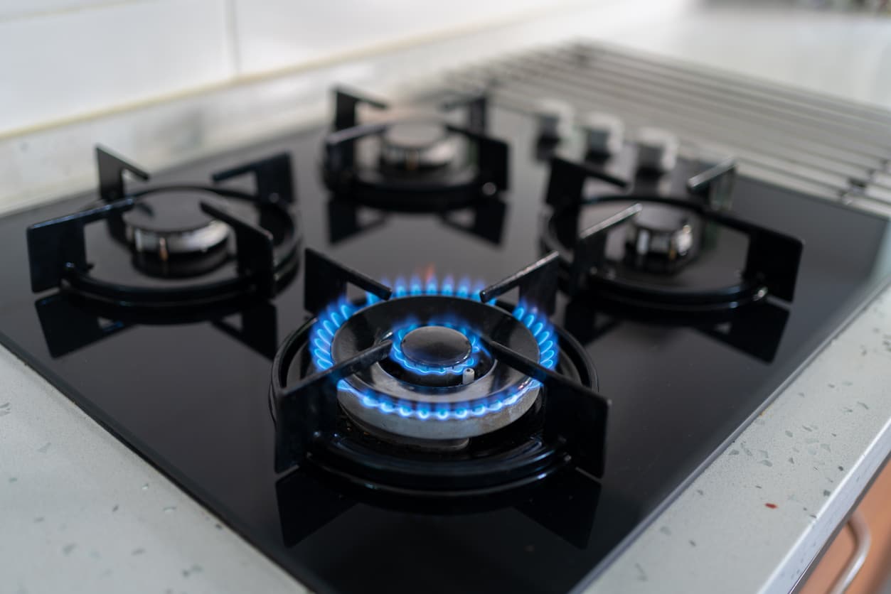 Perché la fiamma del fornello a gas è blu e come mai a volte diventa rossa?
