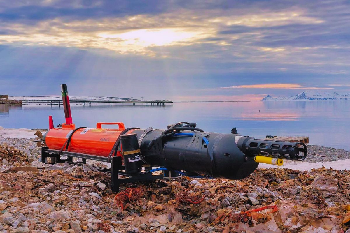 robot subacqueo con uno strumento vecchio