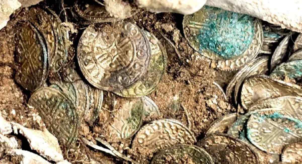 Un misterioso tesoro con centinaia di monete scoperto in Inghilterra solleva molte domande