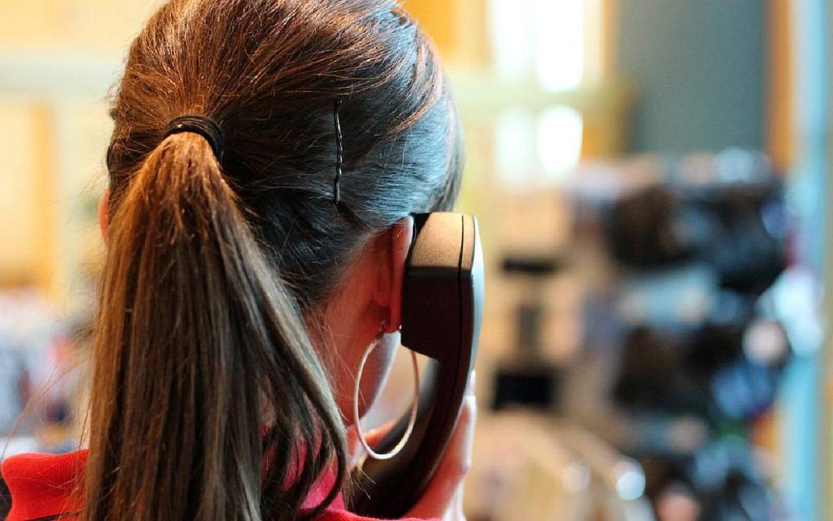 Dipendenti costretti a lavorare accanto al cadaver di un collega