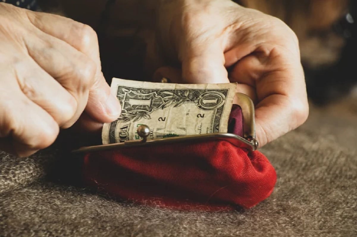 Lascia 8 milioni di euro al suo comune per costruire una scuola e aiutare la SPA