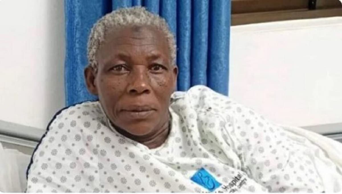 Partorisce due gemelli a 70 anni ma il padre scappa