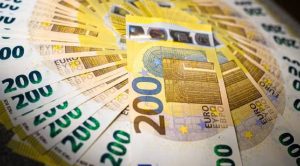 Trovano 400.000 euro passeggiando con il cane e possono tenere metà della somma