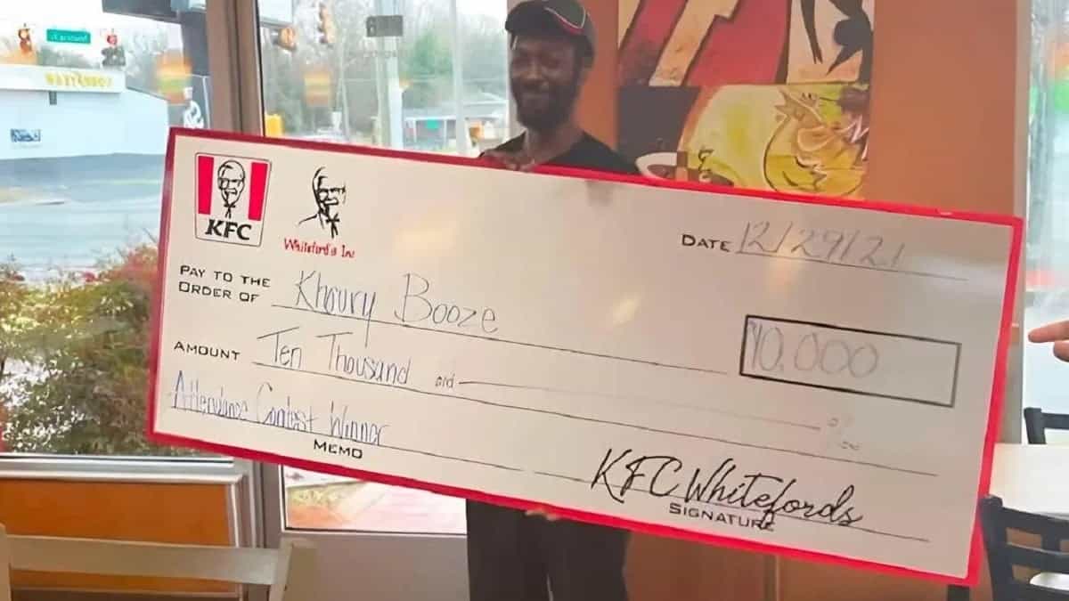 Un dipendente KFC riceve un premio di 10.000 euro per la sua assiduità al lavoro da oltre 30 anni