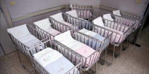 Niente figli, niente lavoratori, l’Italia ha un problema con la natalità