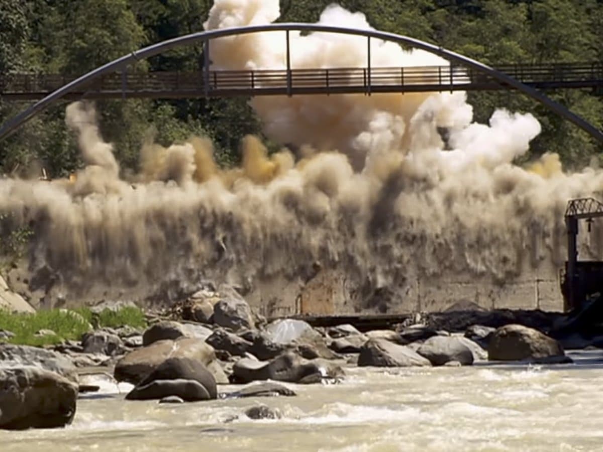 gli Stati Uniti stanno distruggendo migliaia di dighe idroelettriche