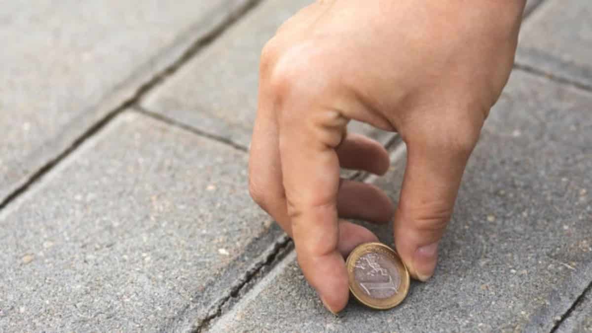 Raccogliere soldi da terra può essere rischioso?