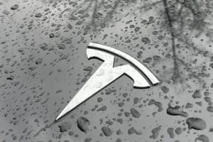 Tesla crolla