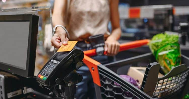 cassiera di Lidl rifiuta di scansionare cetrioli