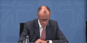 Pensionati al lavoro esentasse fino a 2.000 euro al mese, la rivoluzione tedesca promessa da Merz