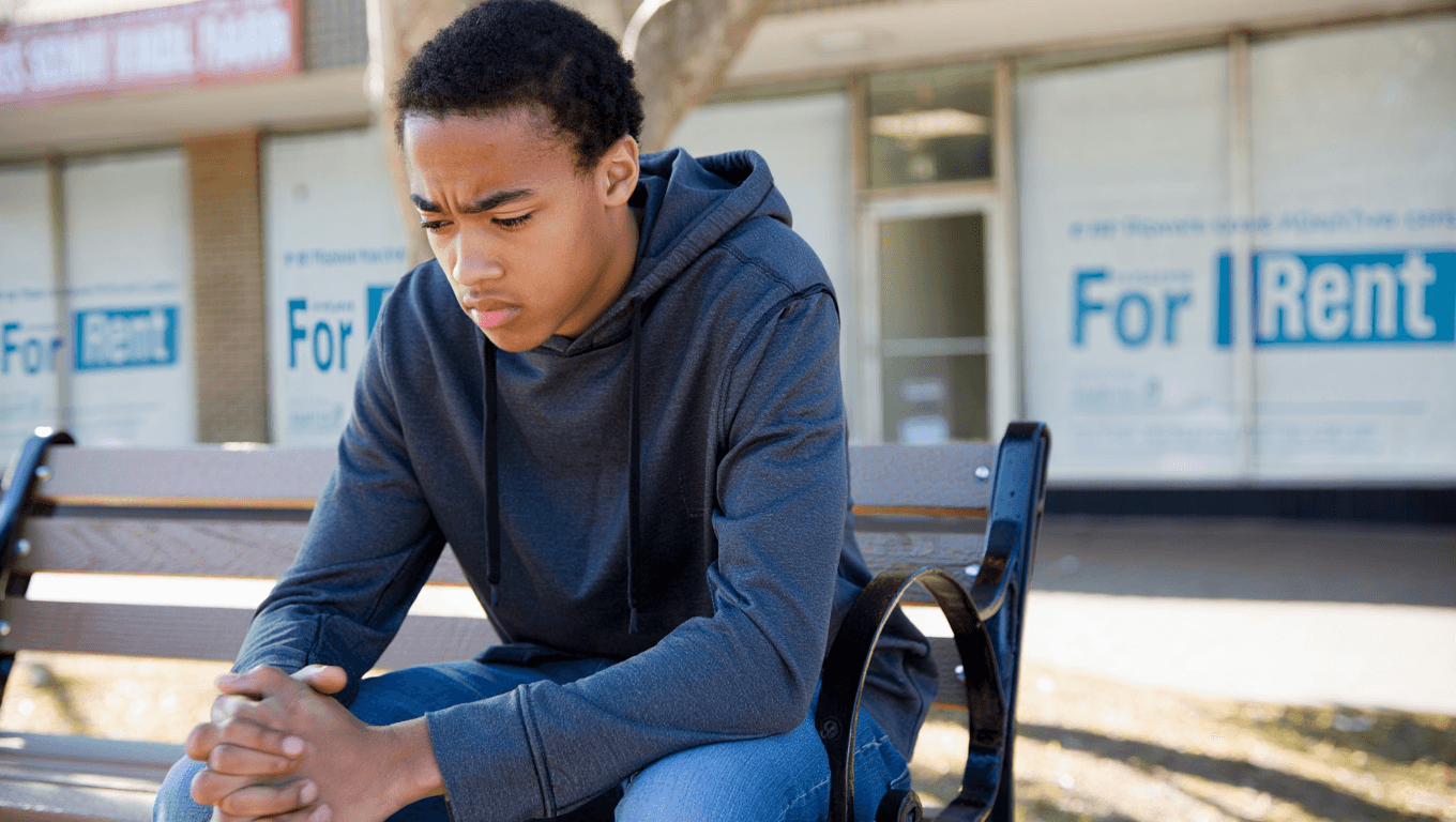 Disoccupazione ai massimi post-pandemia, boom tra i giovani: tegola per Starmer