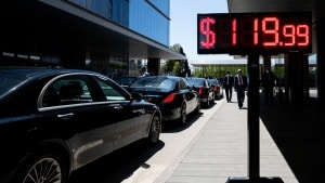 Petrolio verso 120 dollari: il G7 valuta le riserve strategiche