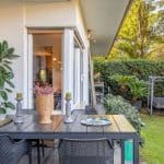 Giardino privato e costi bassi: perché tutti cercano appartamenti al piano terra