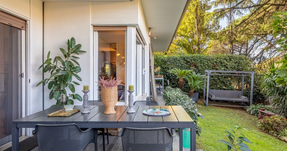 Giardino privato e costi bassi: perché tutti cercano appartamenti al piano terra