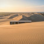 Questa casa prefabbricata che si mimetizza tra le dune olandesi è stata installata in un giorno
