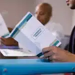 Scambio di documenti e chiavi durante una riunione di condominio