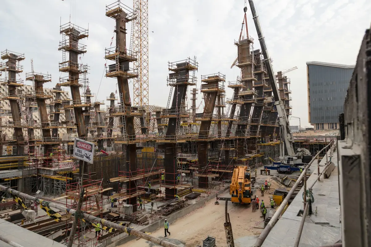 Cantiere edile con operai e macchinari in azione, rappresentazione del settore costruzioni