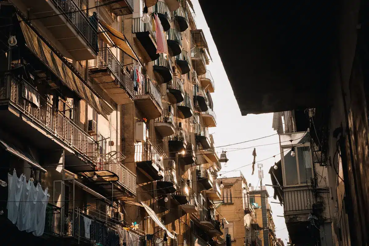 Edifici residenziali affollati in un'area urbana con alta densità abitativa