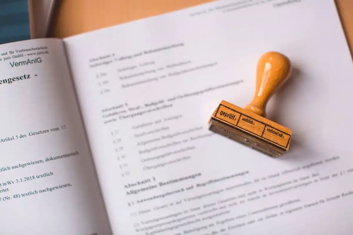 Documenti e moduli di permesso di costruzione su una scrivania d'ufficio