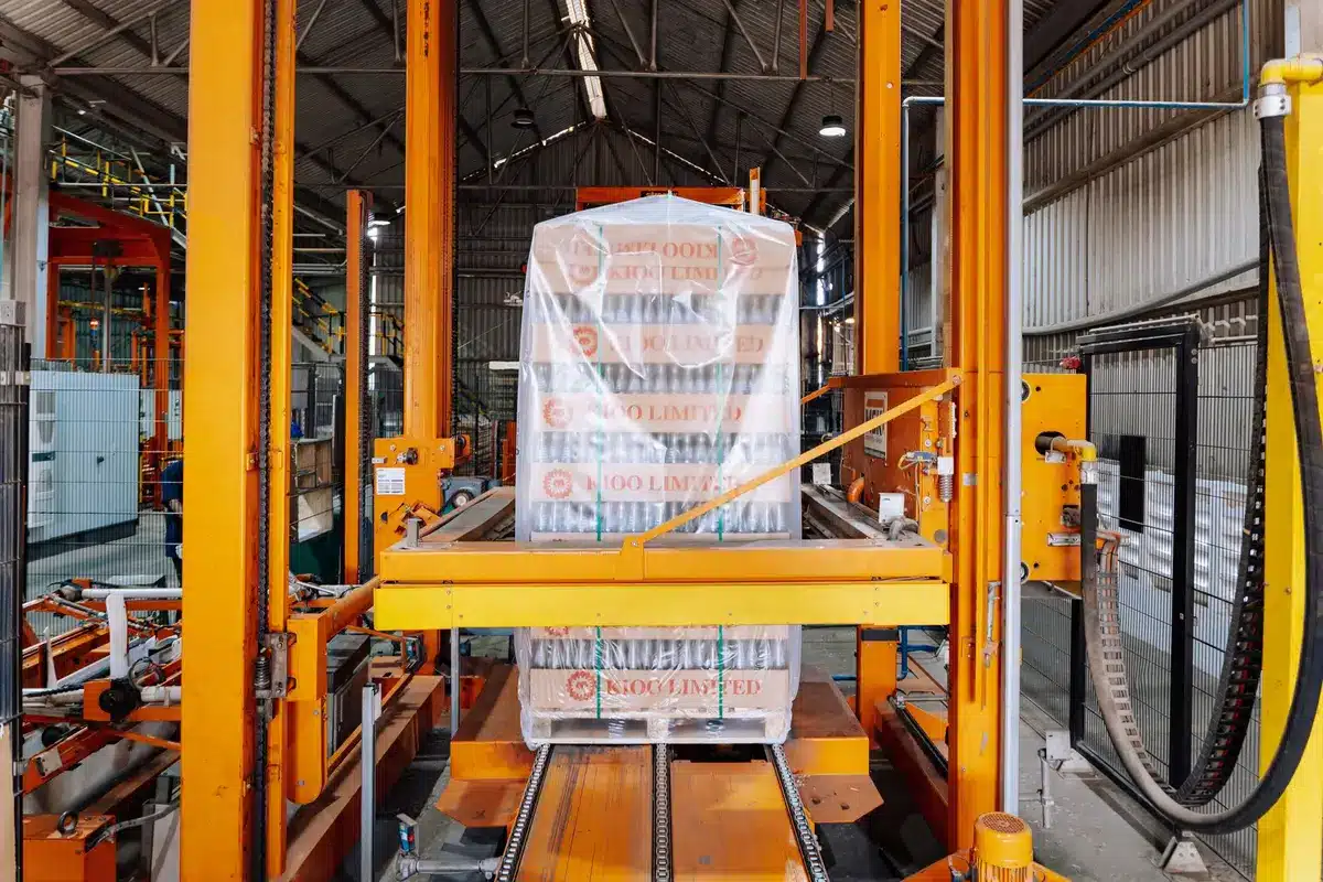 Operai assemblano moduli abitativi prefabbricati in una fabbrica moderna con attrezzature industriali