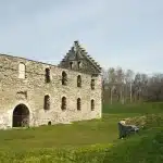 Edificio moderno rivestito in pietra naturale con design minimalista in paesaggio nordico