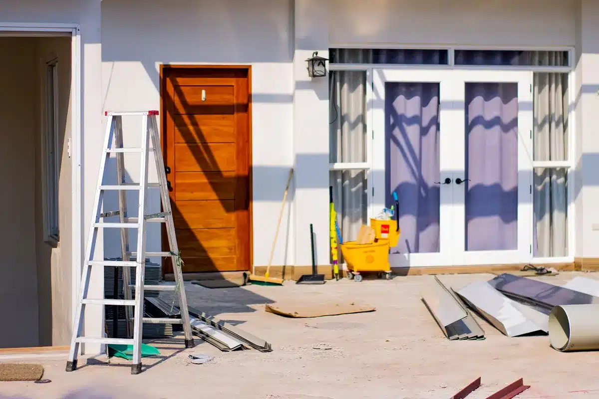 Cantiere con operai intenti a eseguire lavori di ristrutturazione edilizia