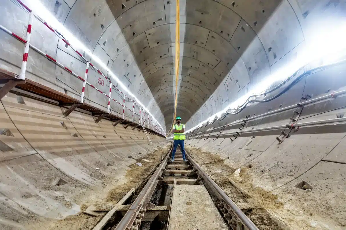 Scavi e lavori di consolidamento strutturale in cantiere metropolitano con attrezzature pesanti