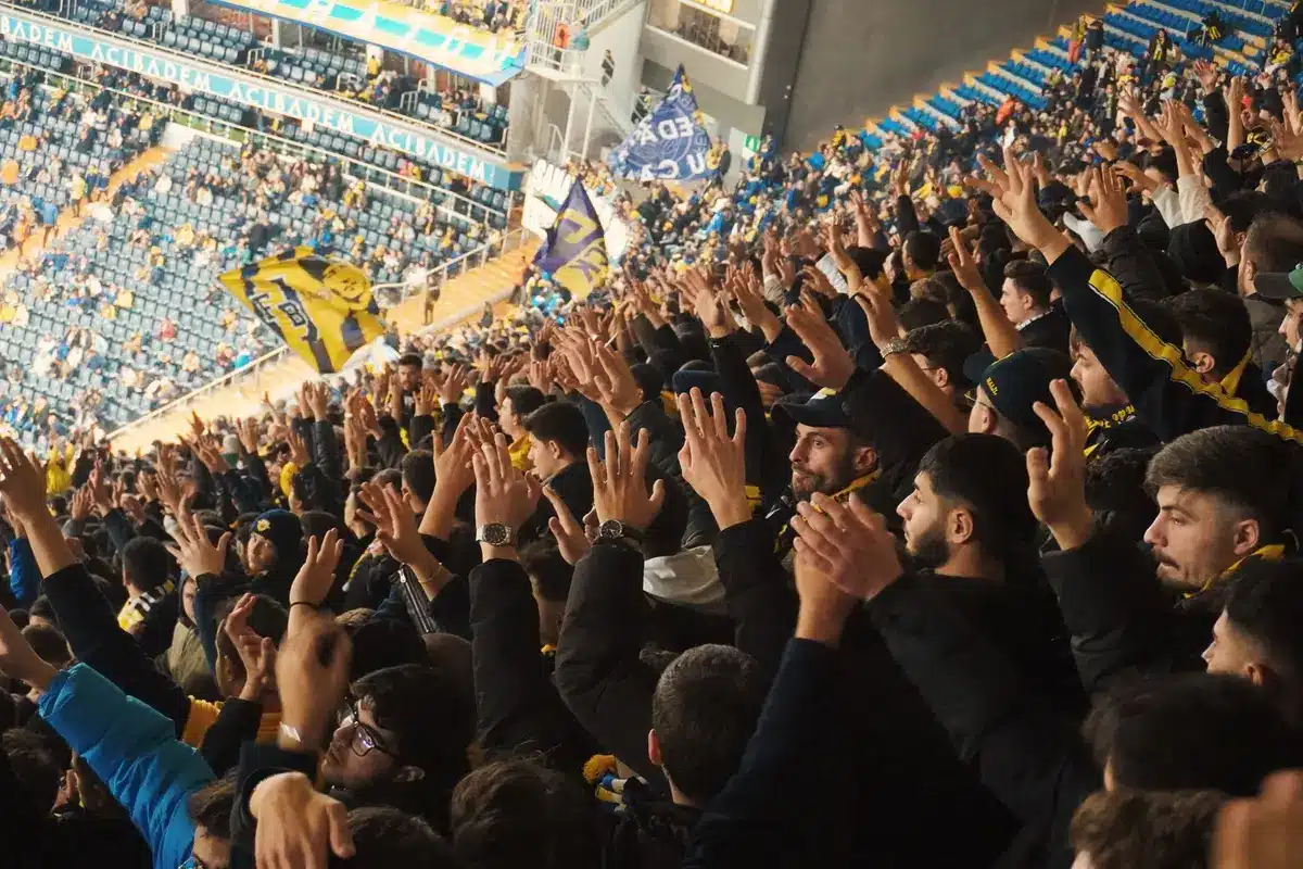 Folla di tifosi in uno stadio di calcio durante una partita di campionato