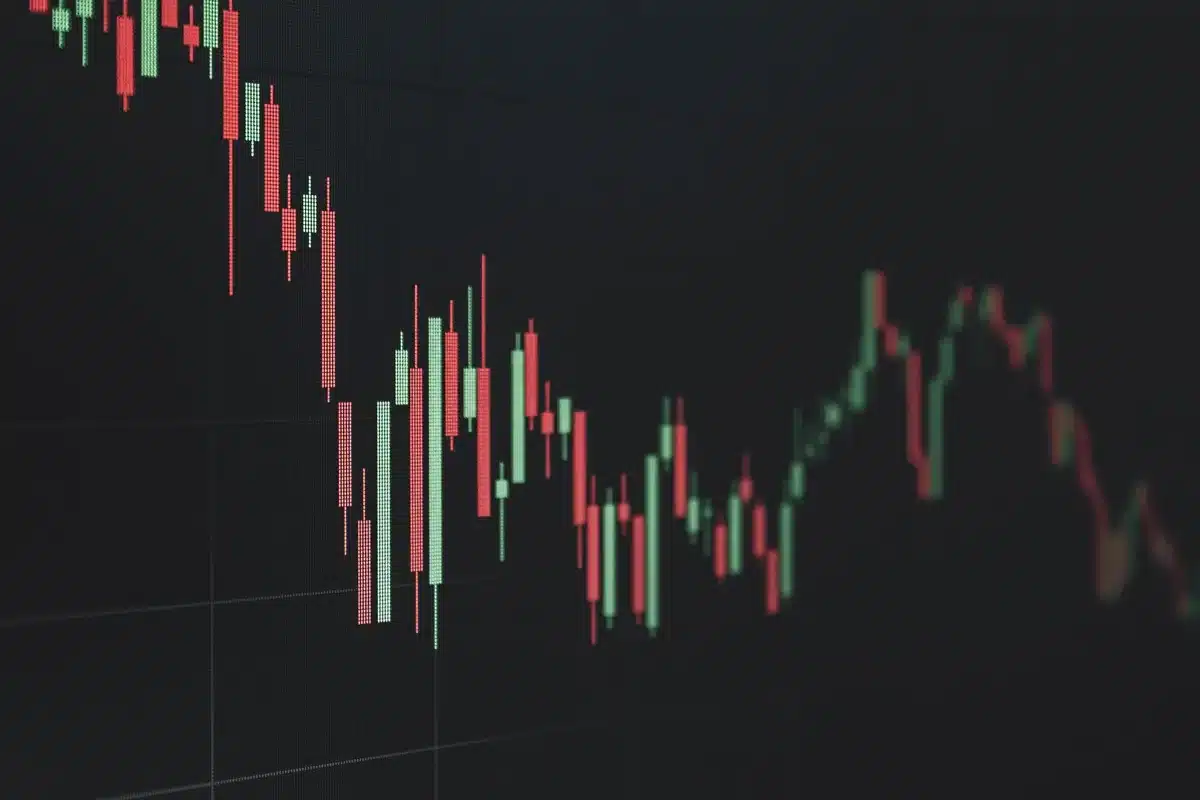 Grafico dei prezzi del petrolio WTI e Brent in calo con linee di tendenza al ribasso su schermo di trading.