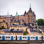 Città nordica moderna con trasporti pubblici efficienti e spazi verdi, contrapposta a paesaggio urbano italiano con infr