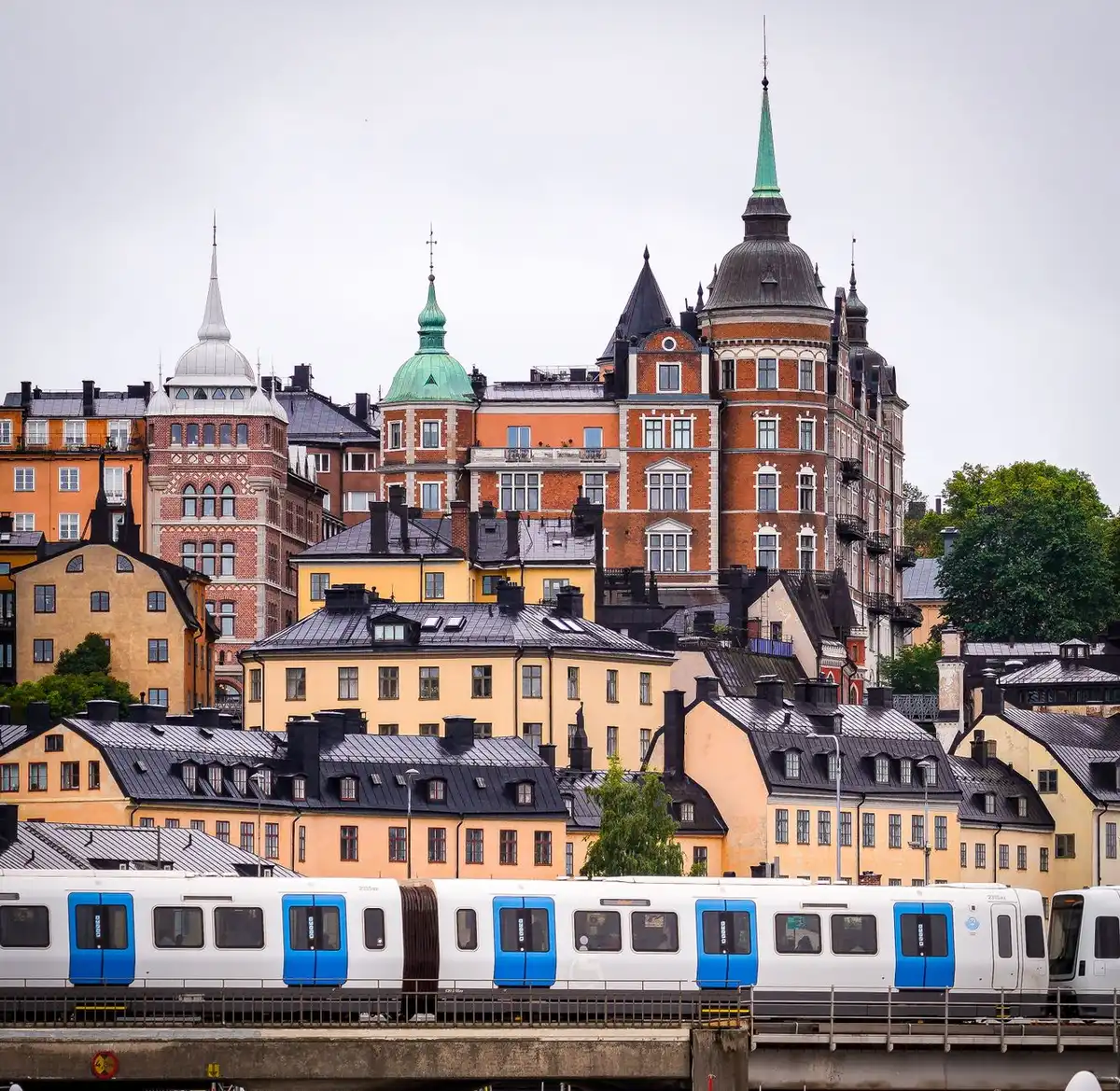 Città nordica moderna con trasporti pubblici efficienti e spazi verdi, contrapposta a paesaggio urbano italiano con infr
