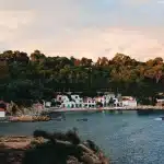 Piccolo borgo costiero con case tradizionali affacciate sul mare Mediterraneo