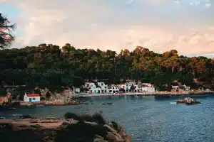 Piccolo borgo costiero con case tradizionali affacciate sul mare Mediterraneo