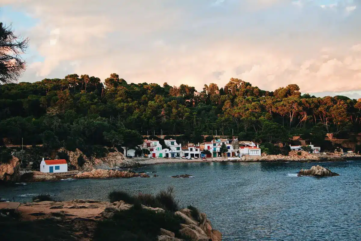 Piccolo borgo costiero con case tradizionali affacciate sul mare Mediterraneo