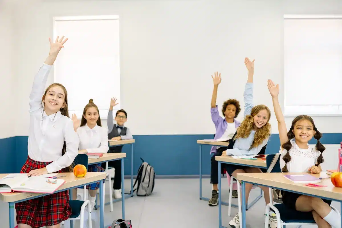Aula scolastica con studenti e materiale didattico all'inizio dell'anno