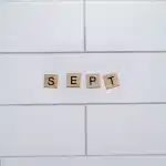 Calendario di settembre con zaino scolastico e materiale didattico su scrivania