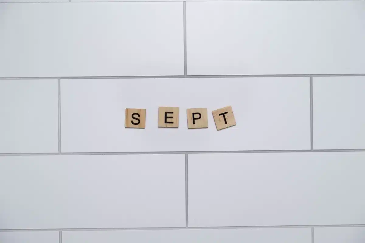 Calendario di settembre con zaino scolastico e materiale didattico su scrivania
