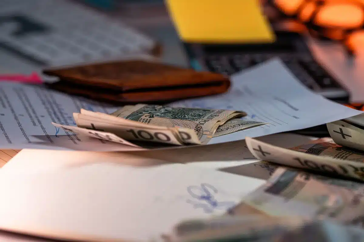 Calcolatrice e documenti di mutuo su una scrivania per pianificare i costi di acquisto