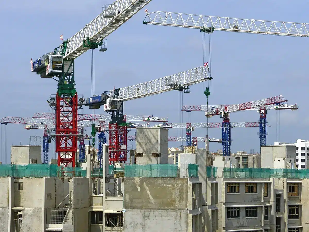 Cantiere edile in area urbana con gru e strutture in costruzione