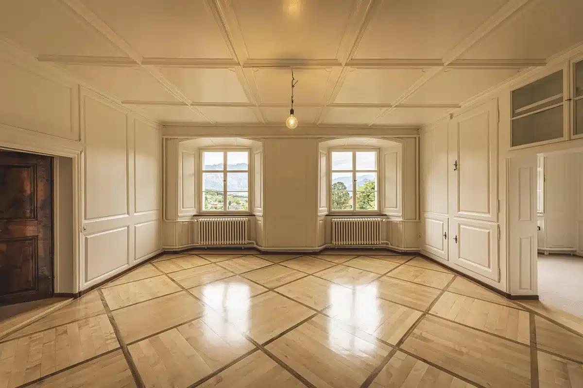 Coppia che riceve le chiavi di un appartamento durante una consulenza immobiliare