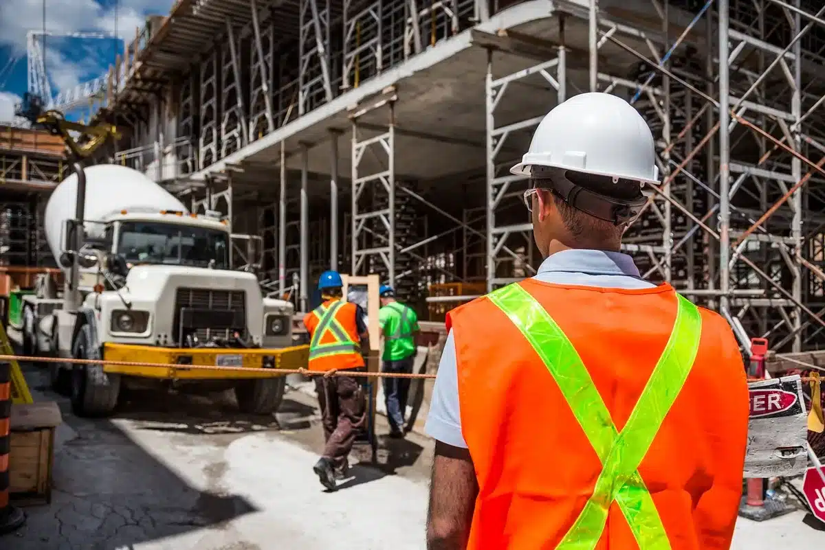 Cantiere su un rustico con impalcature e operai al lavoro
