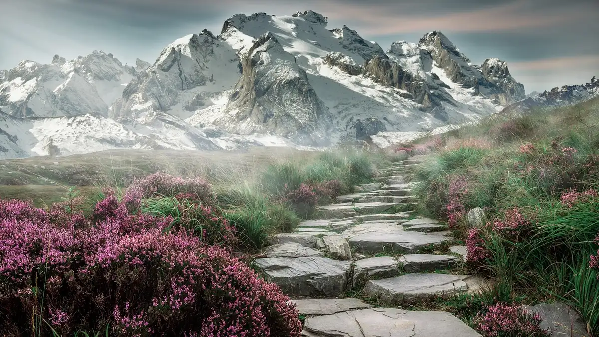 Sentiero di montagna con baita anonima e attrezzi, luce chiara