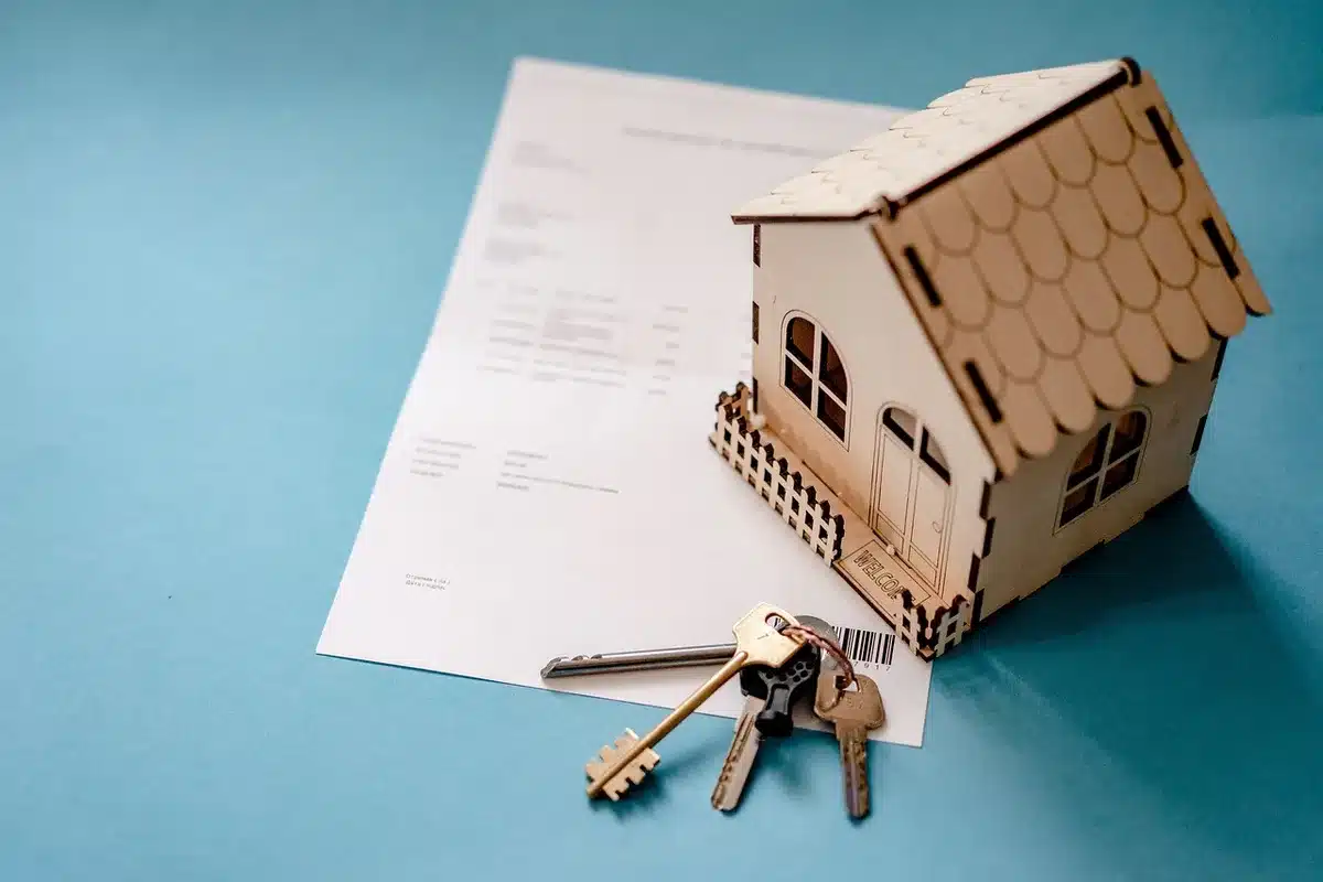 Documenti immobiliari e contratti su una scrivania con una penna pronta alla firma