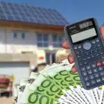 Mani che scambiano le chiavi di casa su un documento di vendita immobiliare in un ufficio