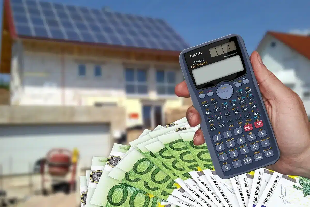 Mani che scambiano le chiavi di casa su un documento di vendita immobiliare in un ufficio