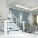 Interno di duplex con scale interne e ascensore, spazi luminosi su due piani