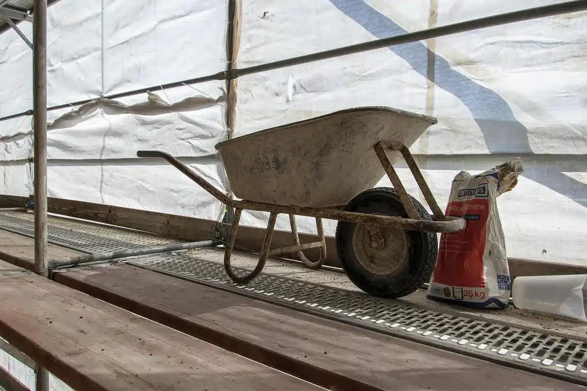 Cantiere di due torri residenziali in costruzione lungo un viale urbano