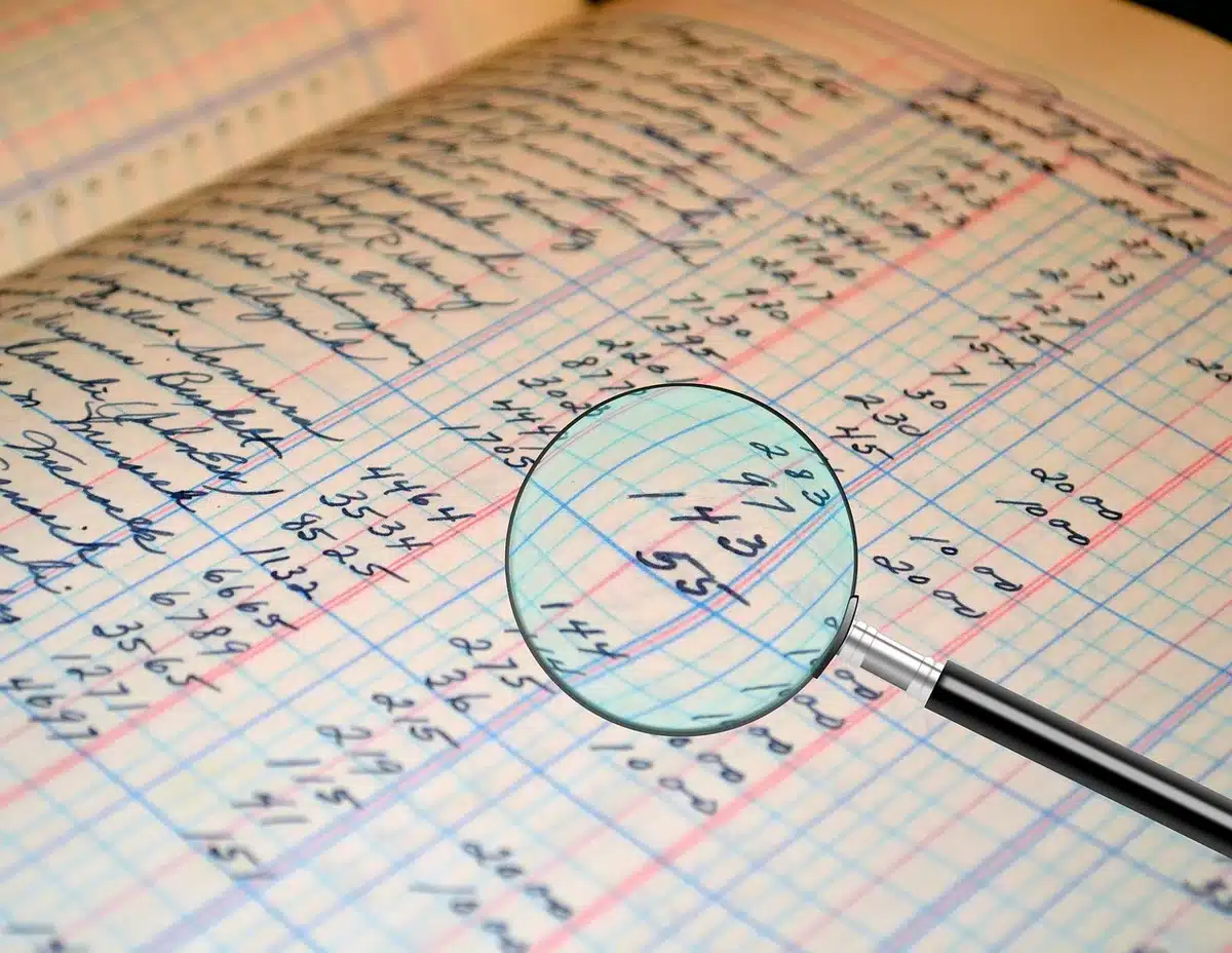 Ispettore che verifica documenti e conformità di una struttura ricettiva