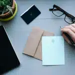 Documento di multa amministrativa su scrivania con fascicoli di ispezione e computer
