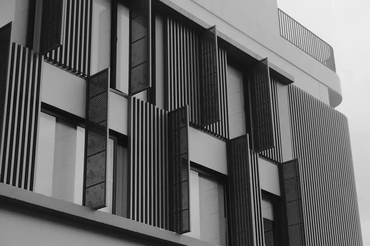 Casa moderna con isolamento avanzato, grandi finestre e sistema di ventilazione controllata